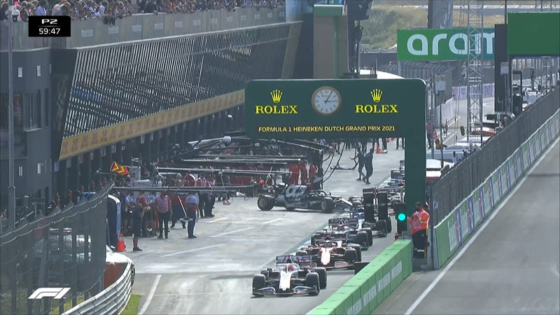 F1比利时大奖赛二练,众车手在开始便挤在维修区里等发车。