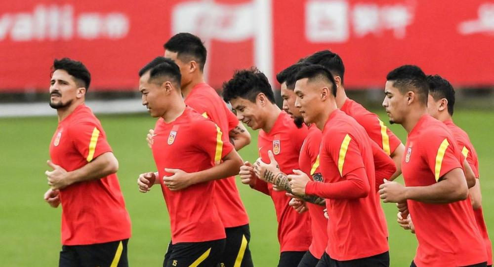 中国队球员在热身中。